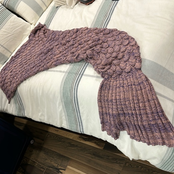 Mermaid tail lap blanket - Picture 2 of 4